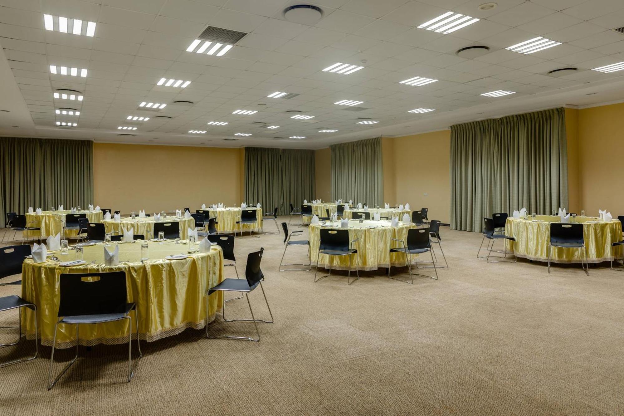 Protea Hotel By Marriott Benin City Select Emotan Exterior photo