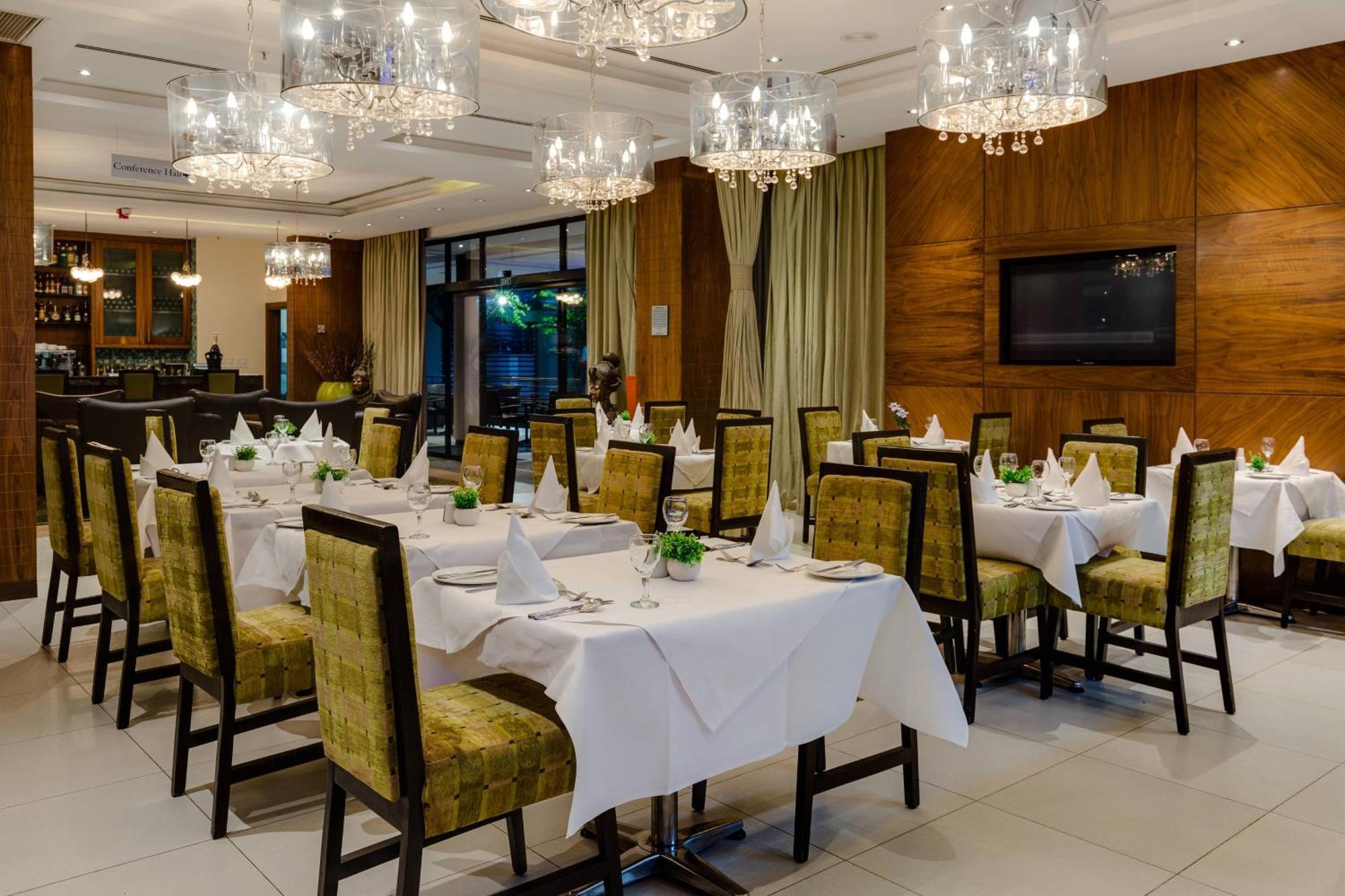 Protea Hotel By Marriott Benin City Select Emotan Exterior photo