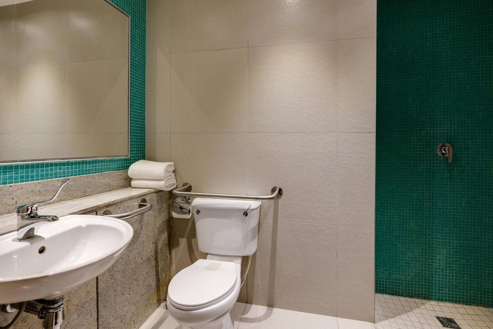 Protea Hotel By Marriott Benin City Select Emotan Exterior photo
